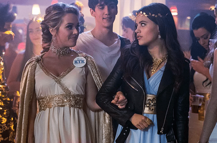 Lucy and Mel/Maggie at toga party on Charmed